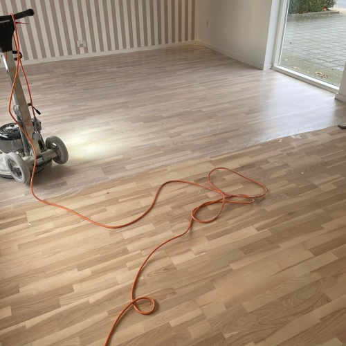 Igangværende gulvafslibning i Frederikshavn i Nordjylland