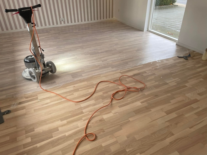 Igangværende gulvafslibning i Frederikshavn i Nordjylland