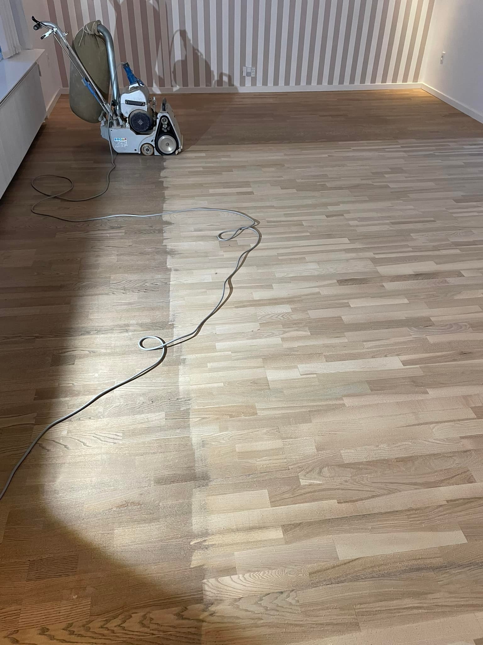 Igangværende afslibning af gulv i Nordjylland